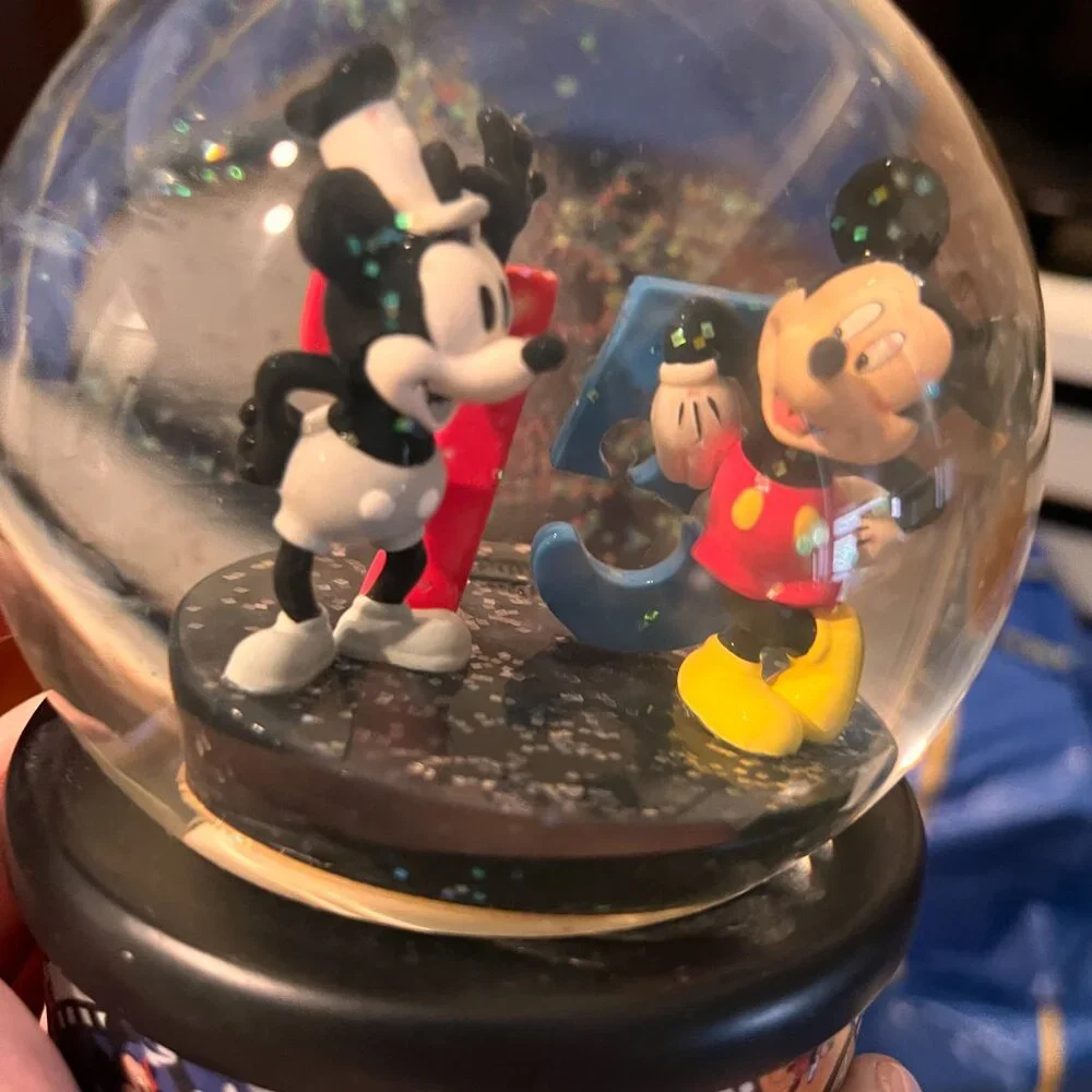 Disney 75th Anniversary‎ Musical Snow Globe  (k/x)